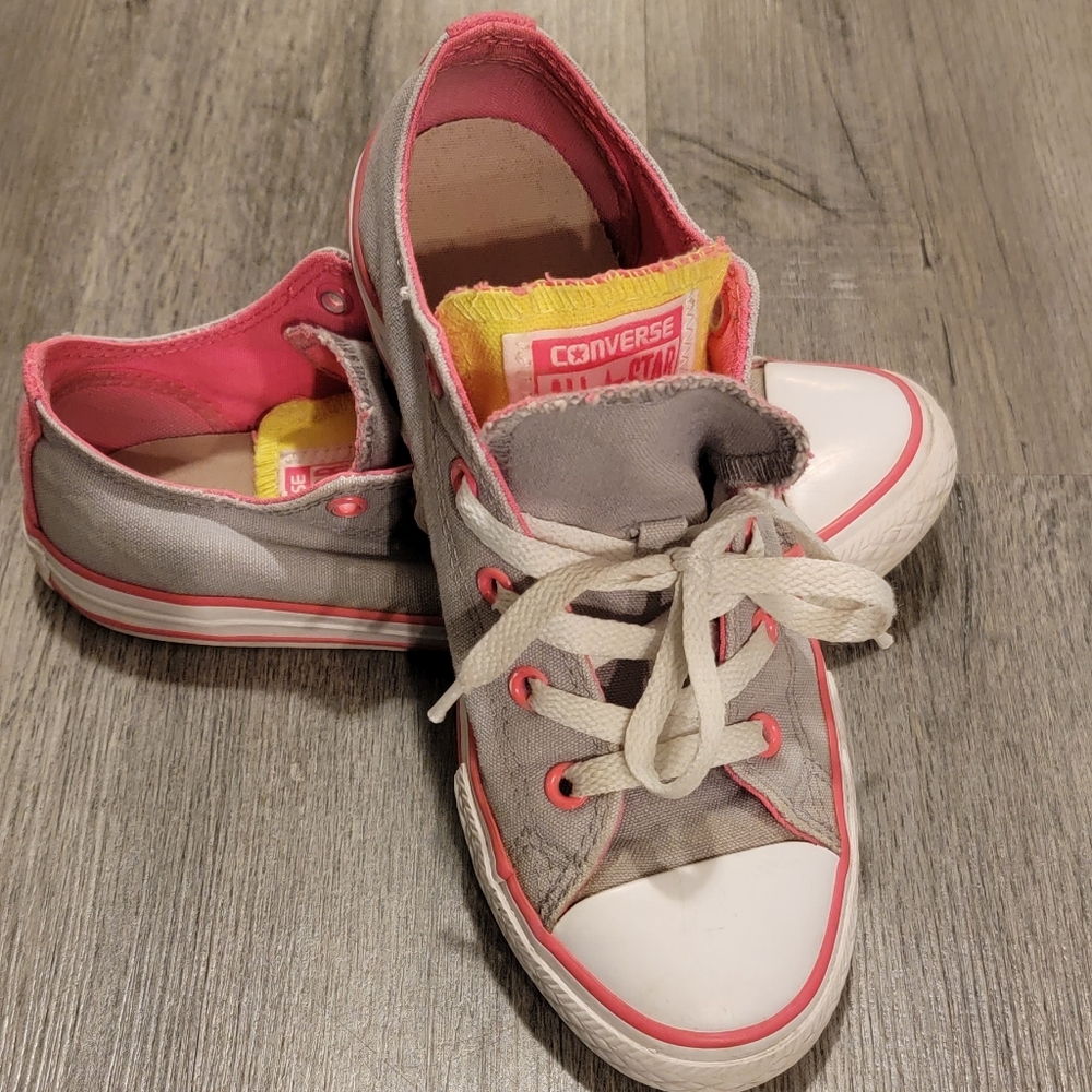 Converse tennis shoes size 3 youth